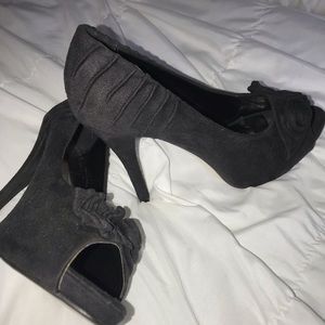 Brand new Pierre dumas black velvet heels size 10
